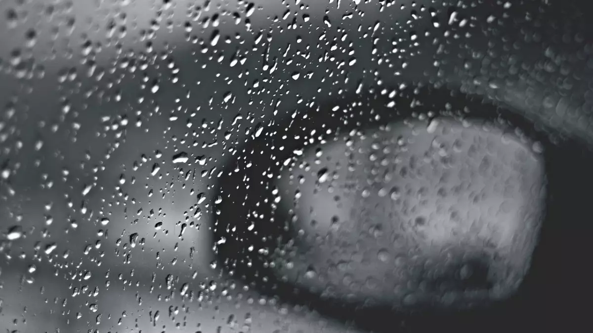 Необычный «грязный дождь» сняли на видео жители Атырау