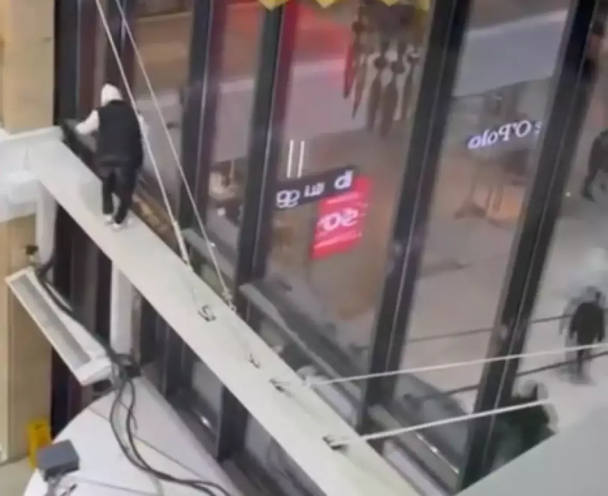 Подросток получил травмы, прыгнув с высоты в ТРЦ Атырау