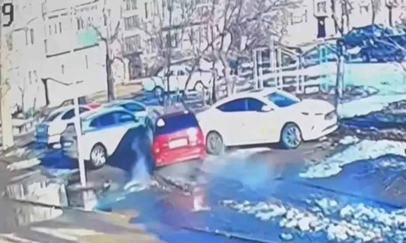 Пьяная и без прав: казахстанка снесла припаркованные автомобили