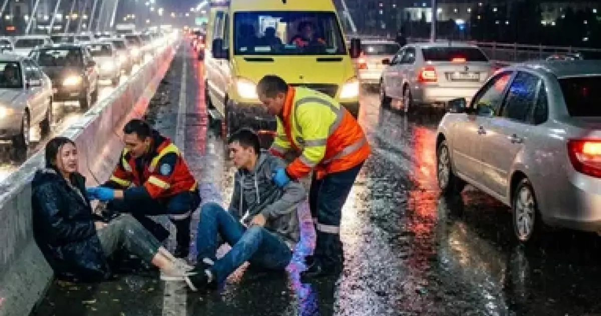  Атыраудағы көпірде екі адамды тоқ соқты 