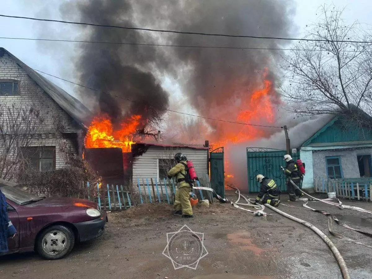 В Уральске из огня вывели женщину и вынесли баллон