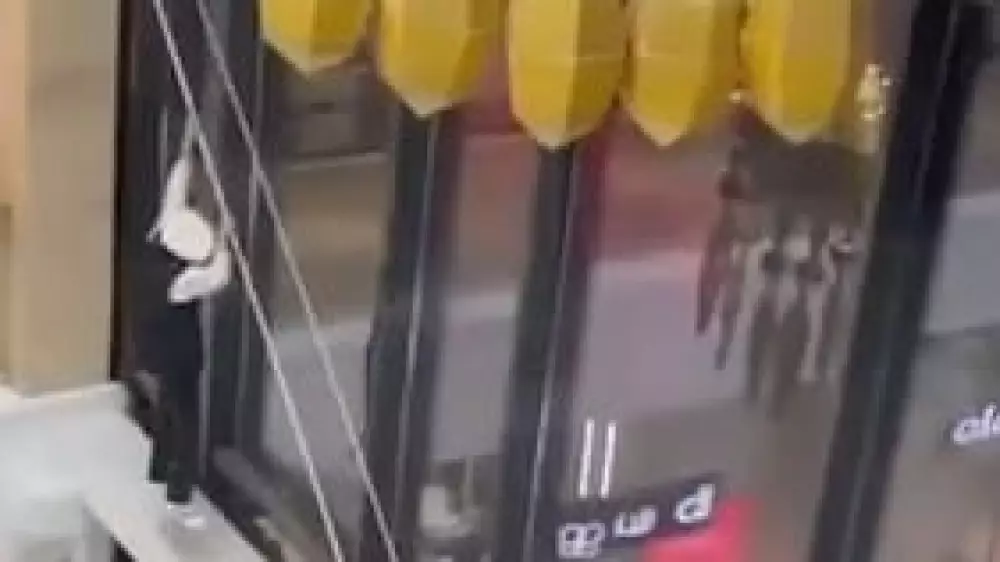 Подросток сорвался с высоты и пробил крышу в ТРЦ: видео