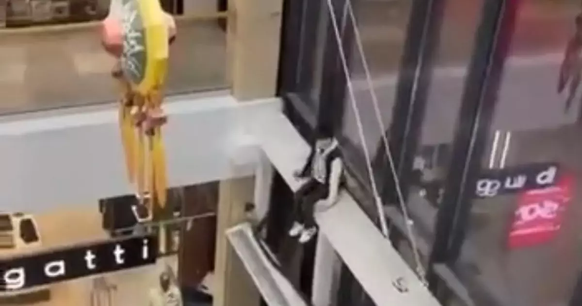  Атырауда 14 жастағы жасөспірім сауда орталығында биіктен секірген (ВИДЕО) 