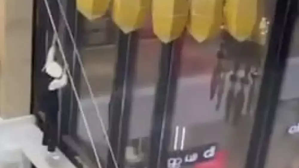 Жасөспірім биіктен секіріп, орталықтың шатырын тесіп өтті: видео