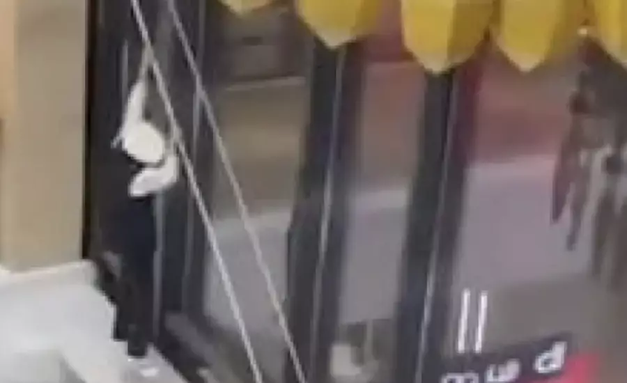 Жасөспірім биіктен секіріп, орталықтың шатырын тесіп өтті - видео