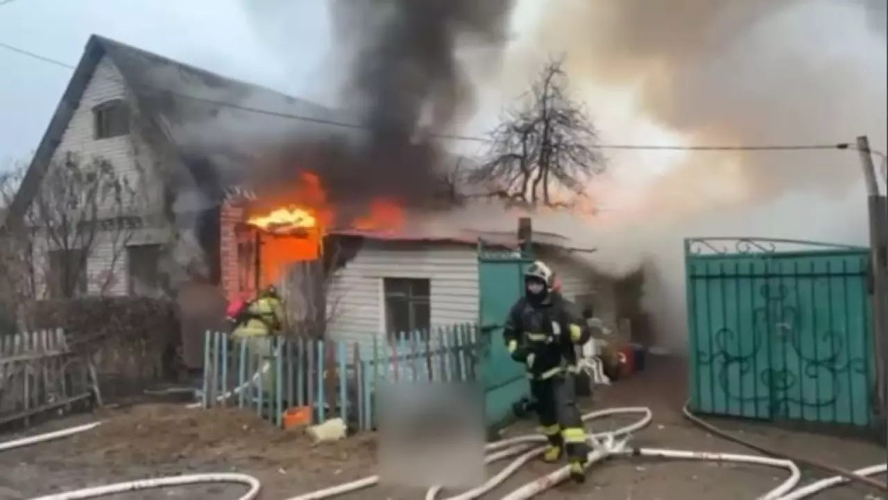 Оралдық құтқарушылар жанып жатқан үйден адамды алып шықты