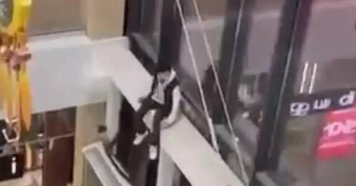  Атыраудағы ойын-сауық орталығында жасөспірім биіктен құлап жарақат алды 