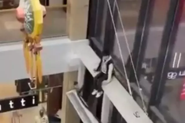 Атырауда 14 жастағы жасөспірім сауда орталығында биіктен секірген