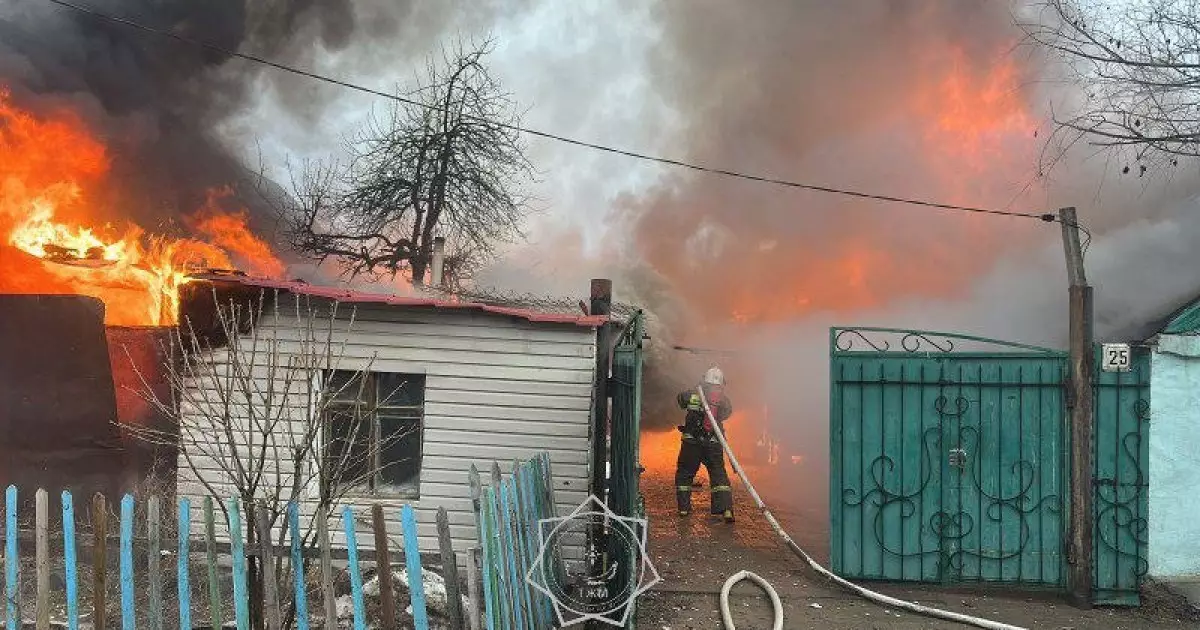   Оралда өрт сөндірушілер жанып жатқан үйден әйелді құтқарды   