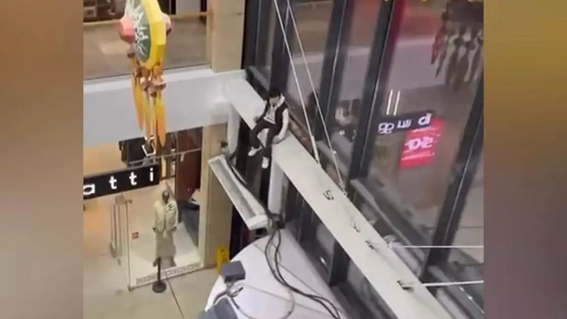 Подросток упал с высоты в торговом центре Атырау