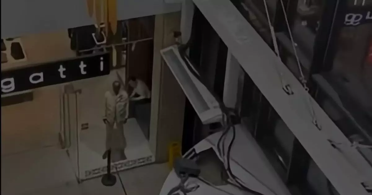  Подросток спрыгнул с высоты в ТРЦ в Атырау и пробил крышу: появилось видео 