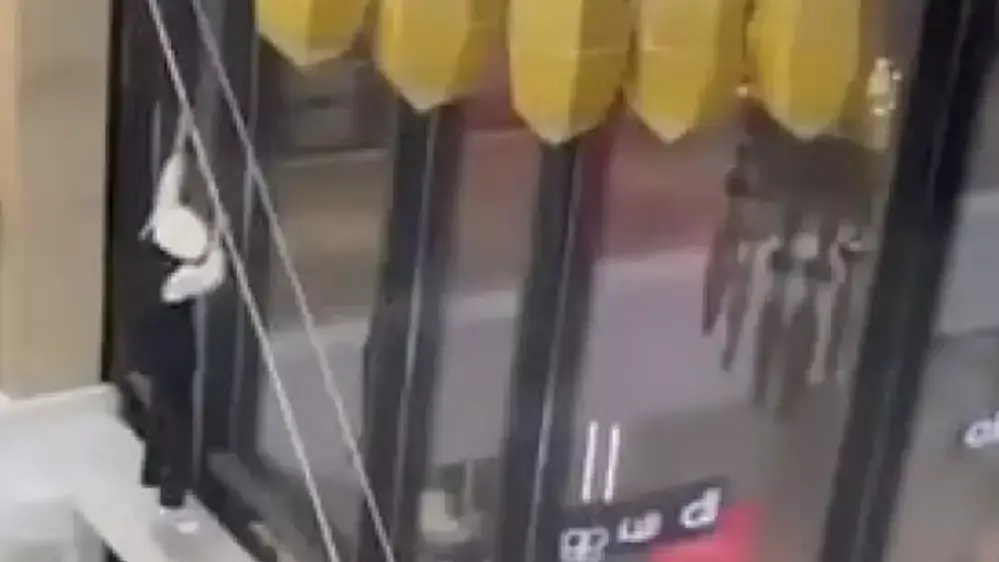 Атыраудағы сауда орталығында жасөпірім биіктен құлап кетті (ВИДЕО) 