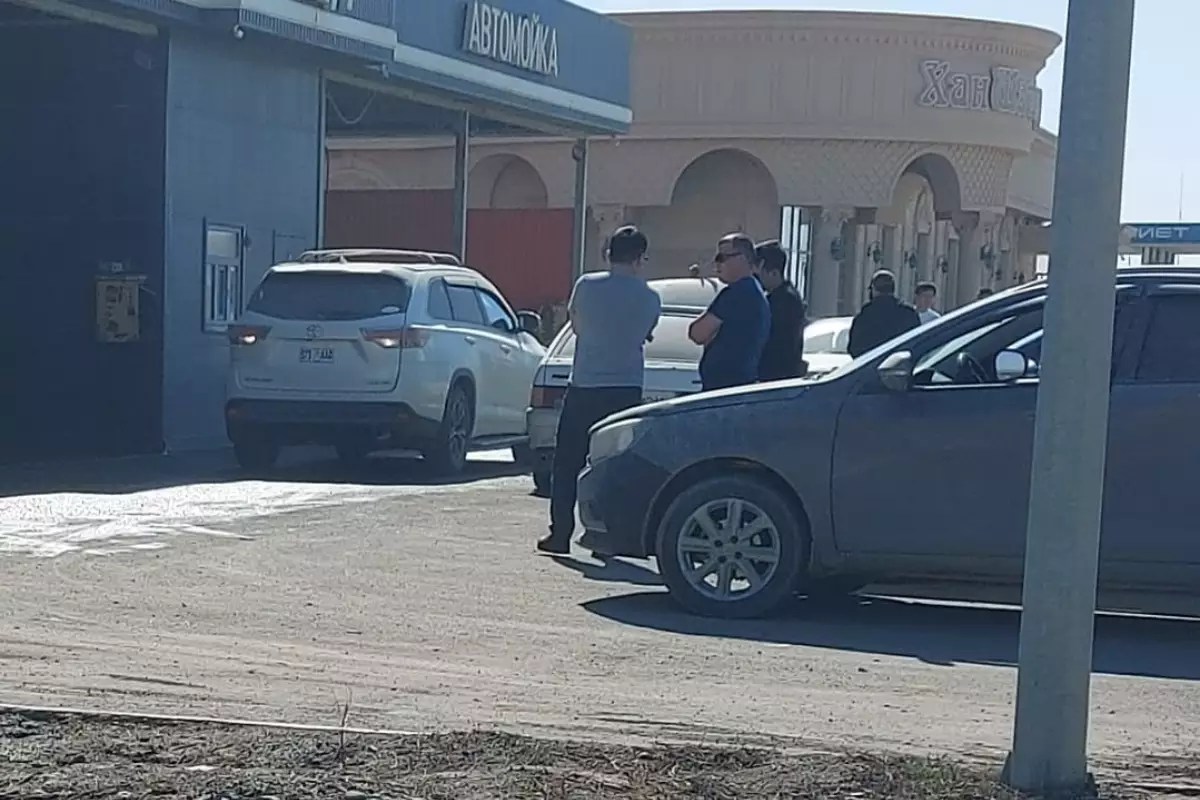 После «грязного» дождя в Атырау выстроились очереди на автомойках