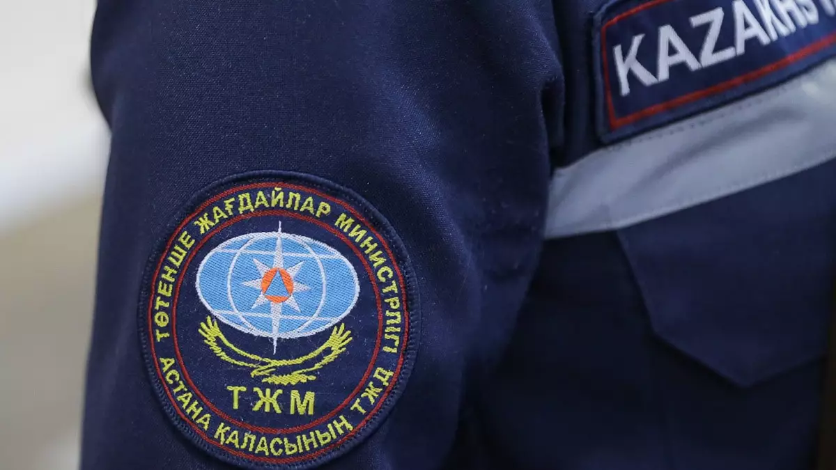 Жамбыл облысында жантүршігерлік жол апаты: Көлікте қысылып қалған ер адам құтқарылды