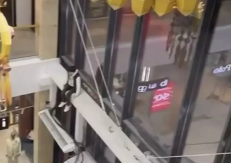 14-летний подросток прыгнул с высоты в ТРЦ Атырау