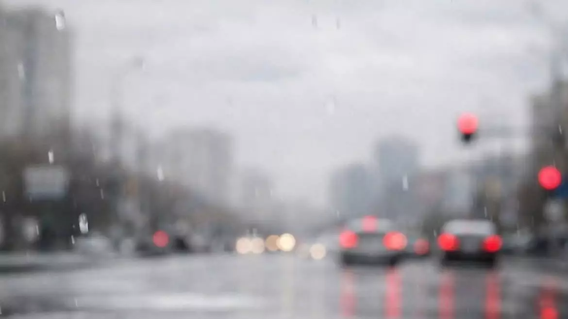 В Атырау проверяют состав «грязного дождя»: пробы отправлены на анализ