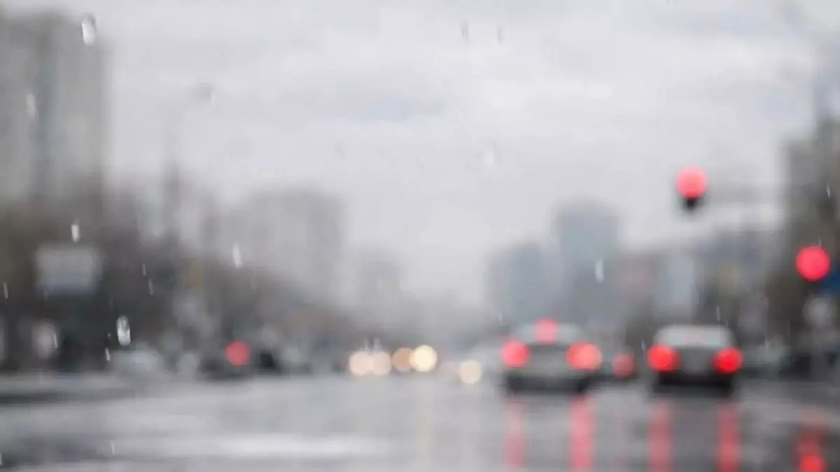 Атырауда жауған "лас жаңбыр" тұрғындарды әбігерге салды