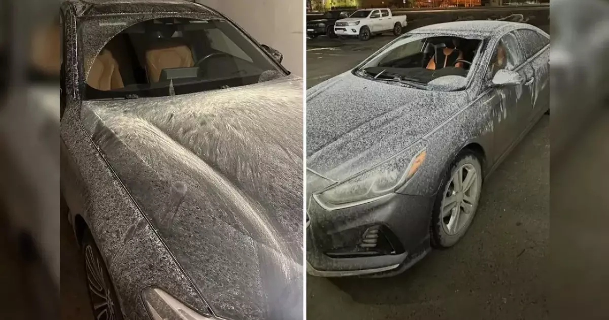  Атырауда жауған жаңбырдан соң тұрғындардың көліктері бүлінген 