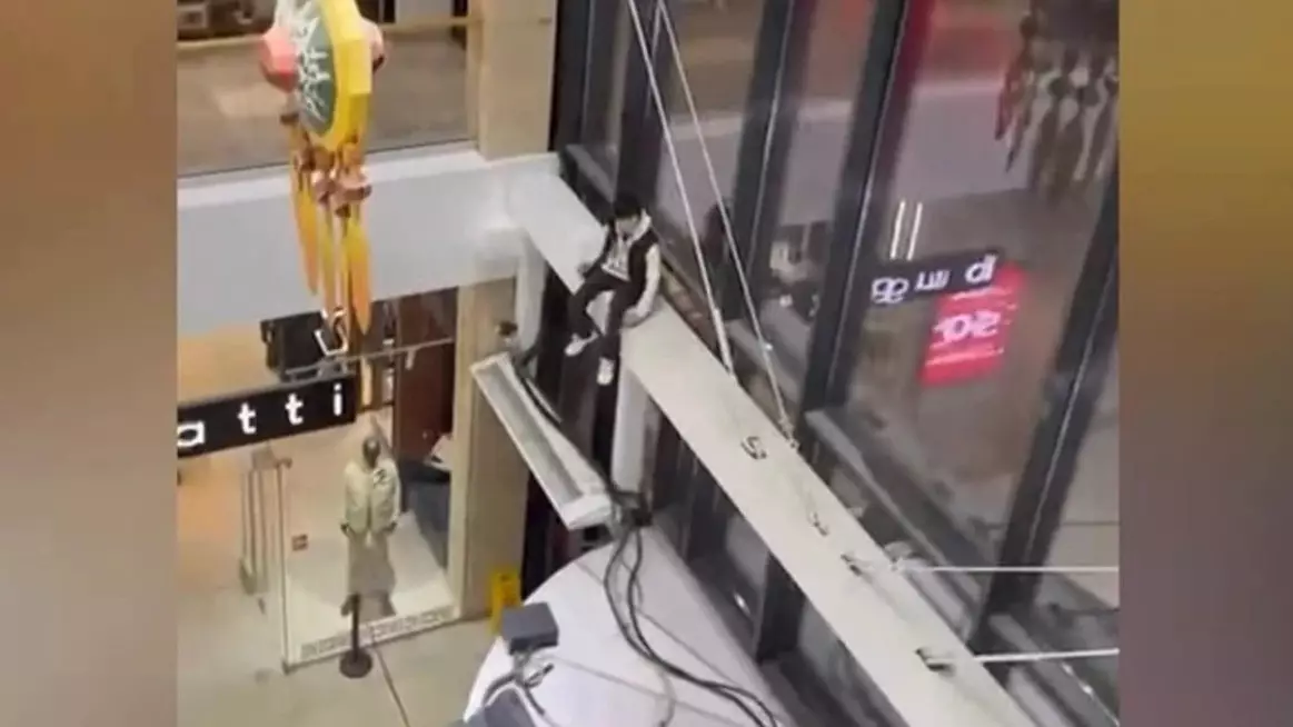 Атырауда сауда орталығында жасөспірім биіктіктен құлап кетті