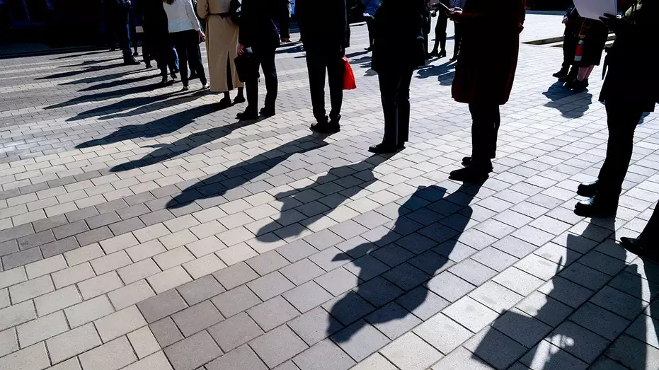 "Условия для кризиса на рынке труда": рост расходов на уход за детьми вытесняет женщин с работы.