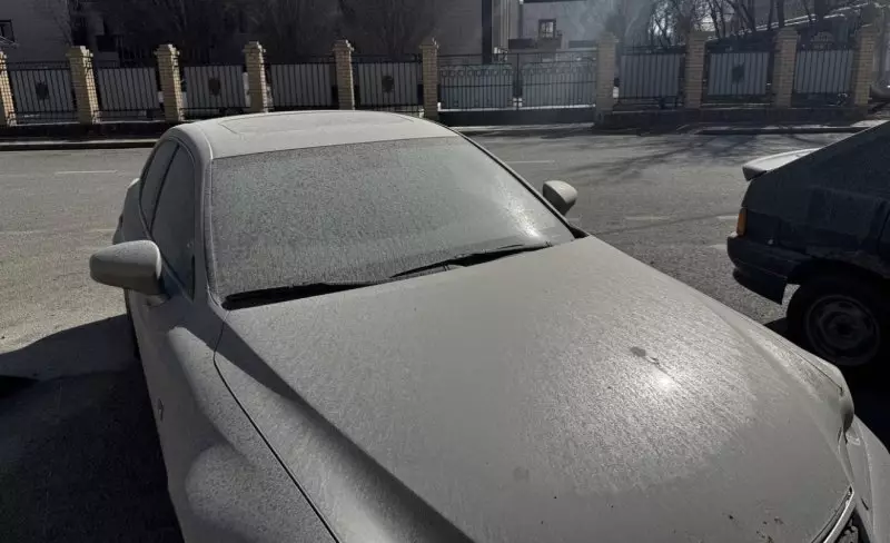 «Машины в налёте»: жители Атырау пожаловались на странный дождь