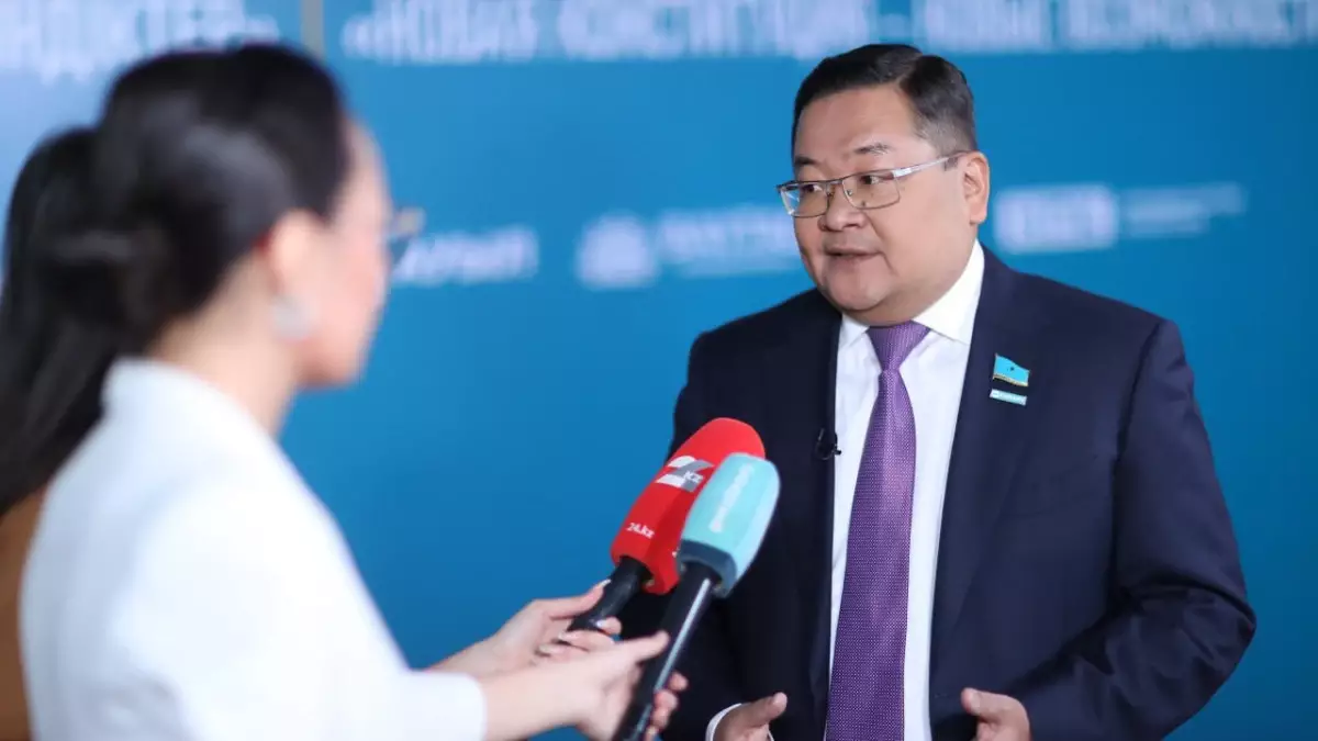 "Орынсыз амбиция, қыңырлық, төзімсіздік пен жеккөрушілікке толы" - Айдос Сарым әлеуметтік желі оқырмандар туралы айтты