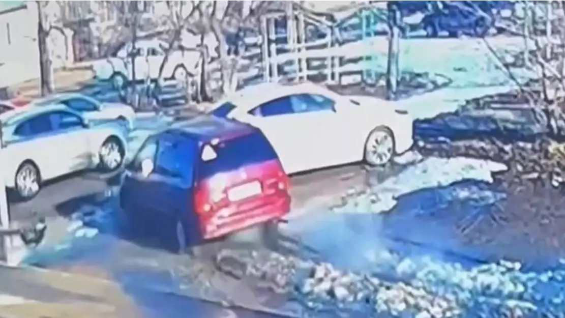 Курчатовта мас әйел тұрақта тұрған көлікті соққан