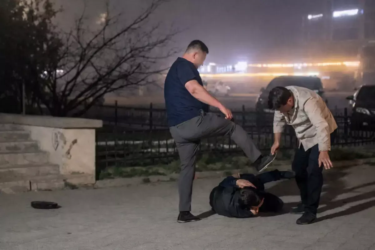 «Били ногами по голове»: жестокая драка у ресторана в Актау попала на видео - новости на Lada.kz 25.03.2026