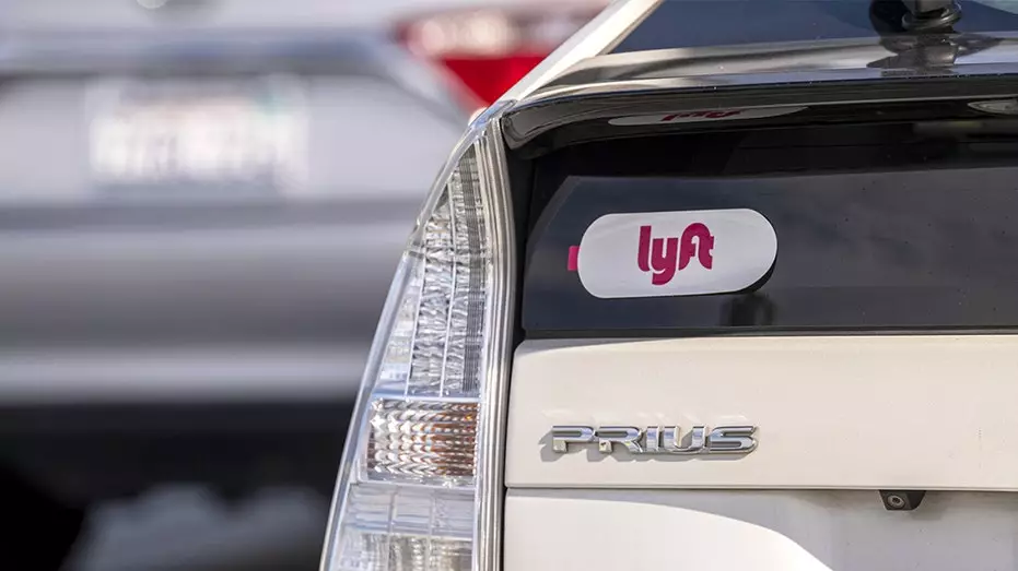 Lyft запускает общенациональную программу экономии топлива на фоне роста цен на бензин, который бьет по карману водителей.