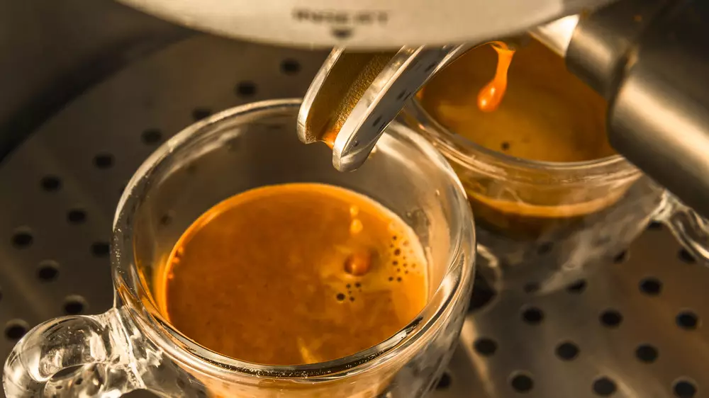 Названа причина слабости и головной боли после утреннего кофе