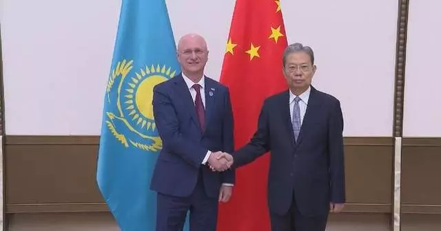 Верховный законодатель Китая встретился с первым вице-премьером Казахстана.