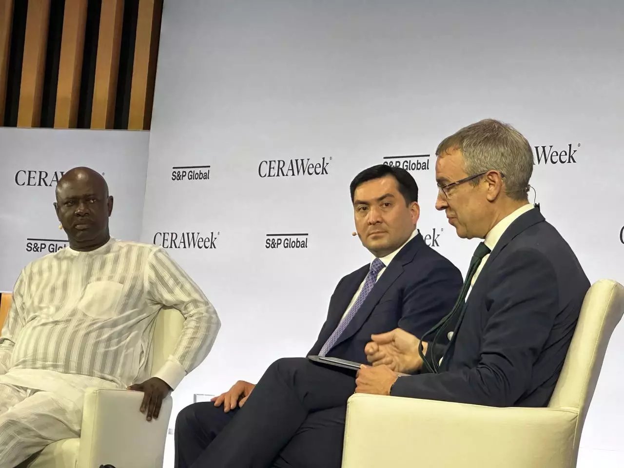 Казахстан планирует удвоить мощности нефтепереработки, заявил министр.