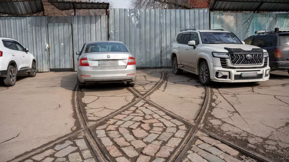 10 лет без трамваев: как знаменитое депо в Алматы превратилось в городскую “заброшку“