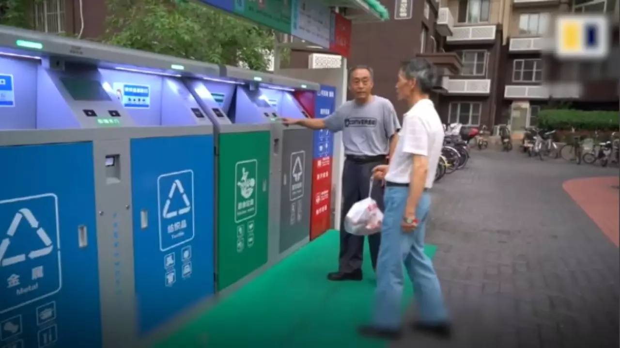 Жителей Ханчжоу поощряют за сортировку мусора