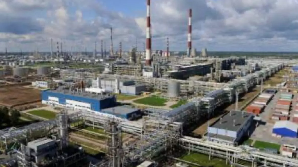 Крупнейший НПЗ Ленобласти атакован дронами