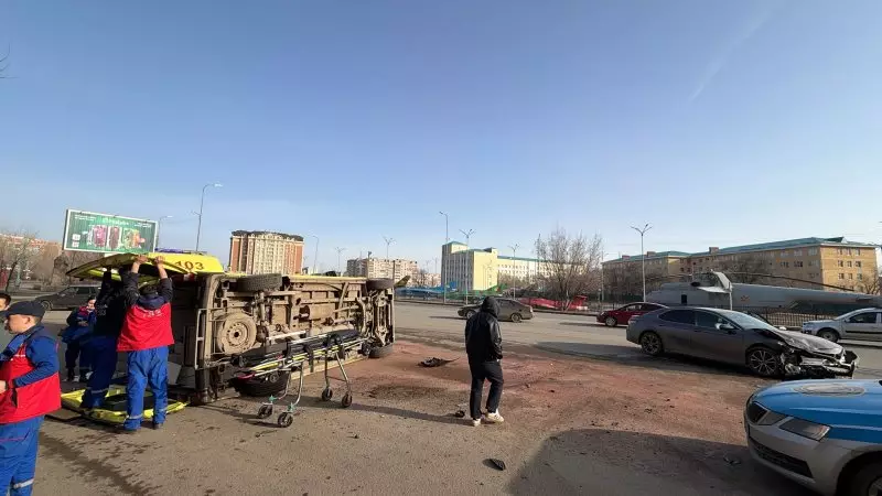 Скорая с роженицей перевернулась в Актобе, женщина получила травму головы