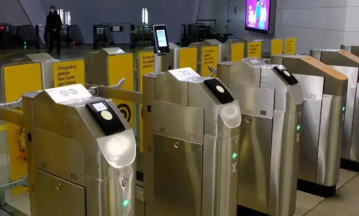 В метро Алматы образовались толпы из-за новых терминалов