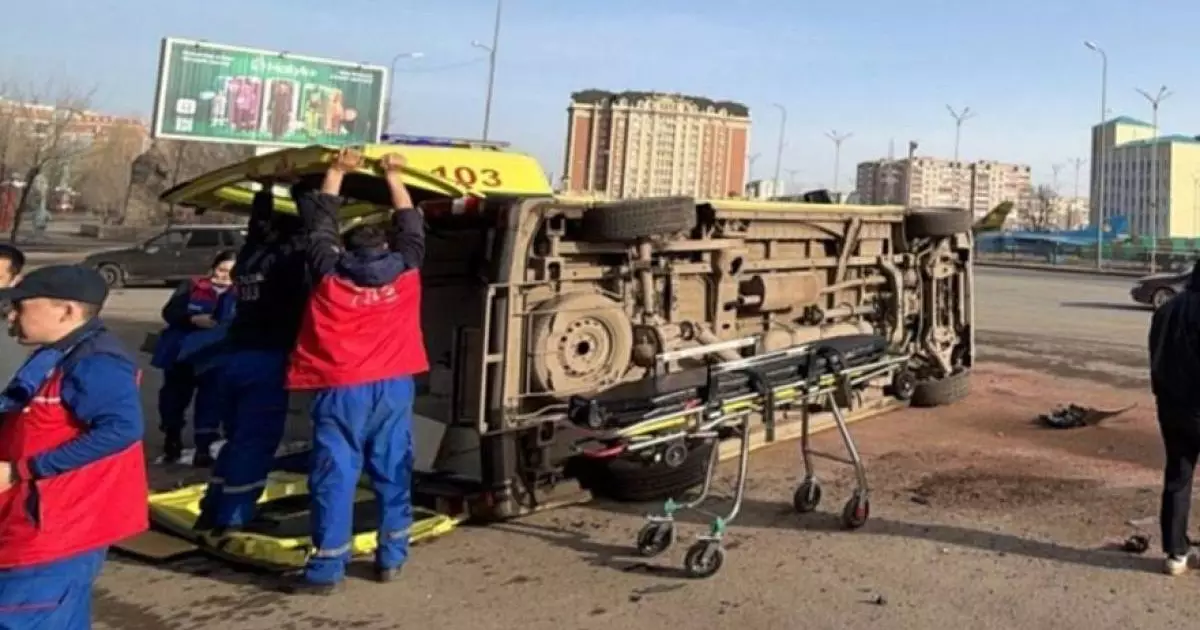  Ақтөбеде жүкті әйелді алып бара жатқан жедел жәрдем көлігі аударылып қалды 