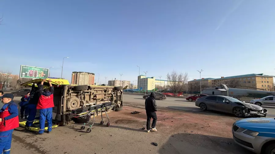 “Ішінде жүкті әйел болған“. Ақтөбеде жедел жәрдем көлігі аударылып қалған