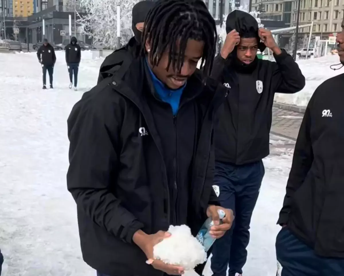 Видео дня: африканские футболисты впервые увидели снег в Астане