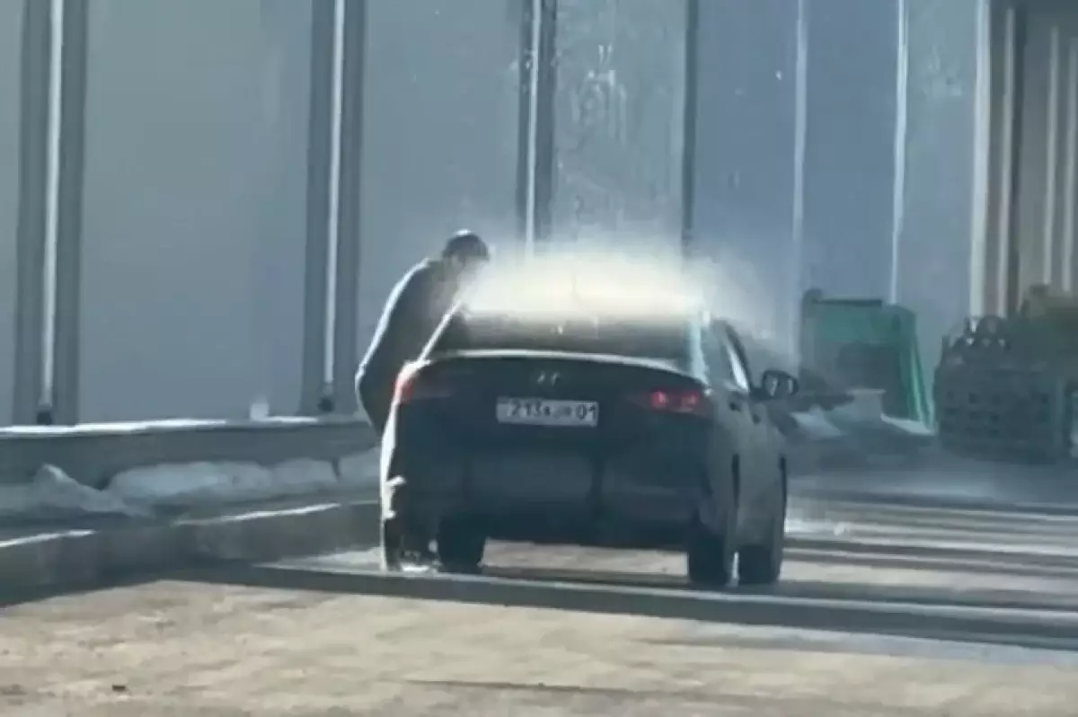 Мужчина мыл машину под льющейся водой с LRT в Астане