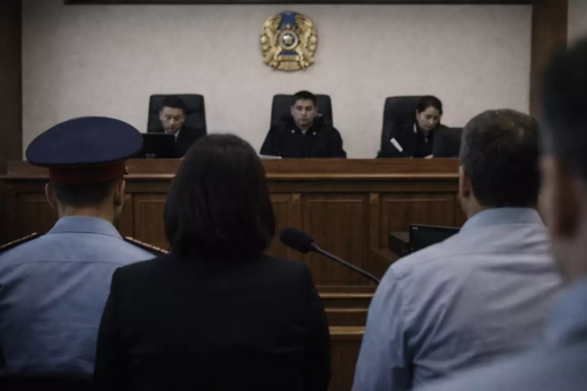 Сотрудницу горотдела ЖКХ Атырау усадили на скамью подсудимых за подлог