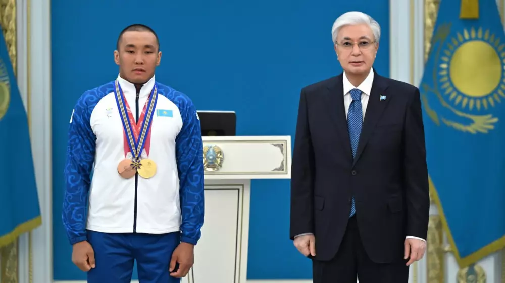 “Нағыз чемпион“. Тоқаев Паралимпиада ойындарының чемпионы Ербол Хамитовты марапаттады