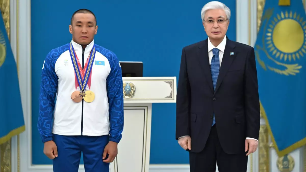 Президент Паралимпиада ойындарының чемпионы Ербол Хамитовты марапаттады