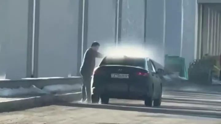 LRT конструкциясы: Астаналық жүргізуші тегін суға көлігін жуып алды