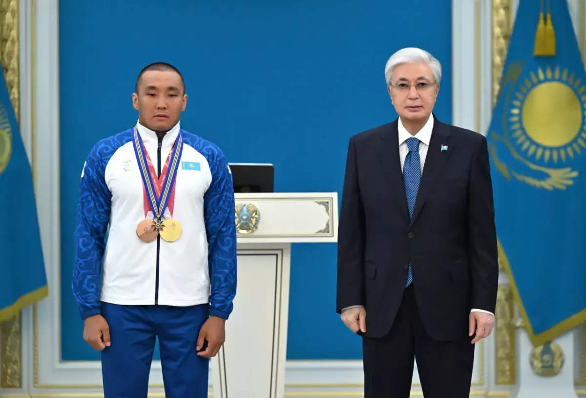 Президент лично наградил чемпиона Паралимпийских игр Ербола Хамитова