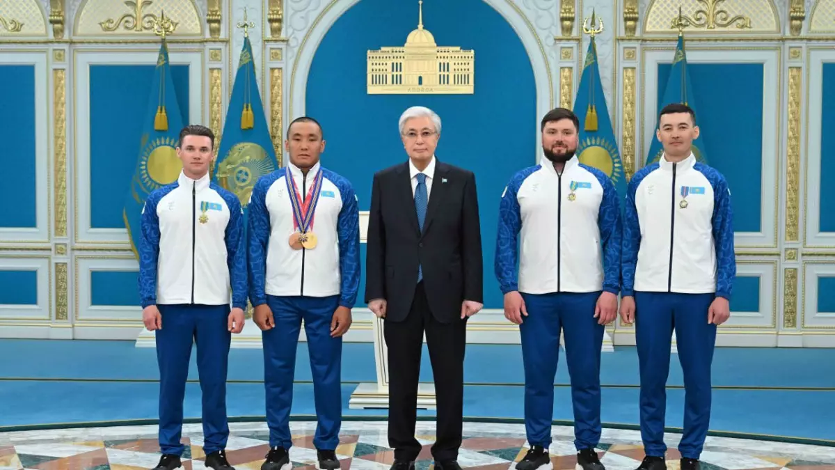 Президент вручил госнаграды чемпиону Паралимпийских игр и его тренерам