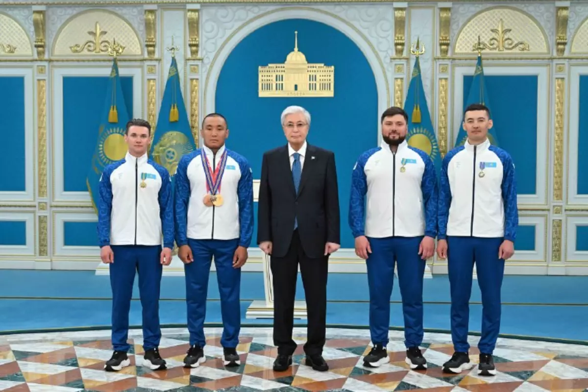 Токаев наградил паралимпийского чемпиона Ербола Хамитова