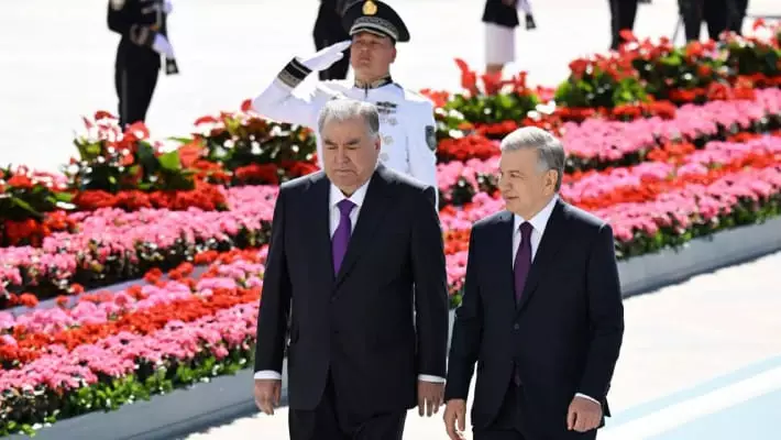 Эмомали Рахмон прибыл в Узбекистан с госвизитом