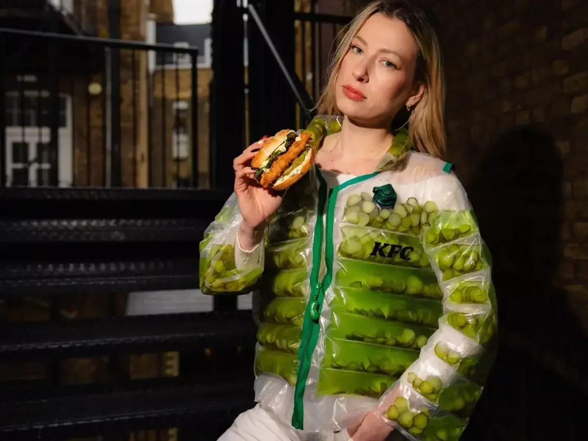 В KFC сошли с ума и выпустили куртку с маринованными огурцами - новости на Lada.kz 26.03.2026